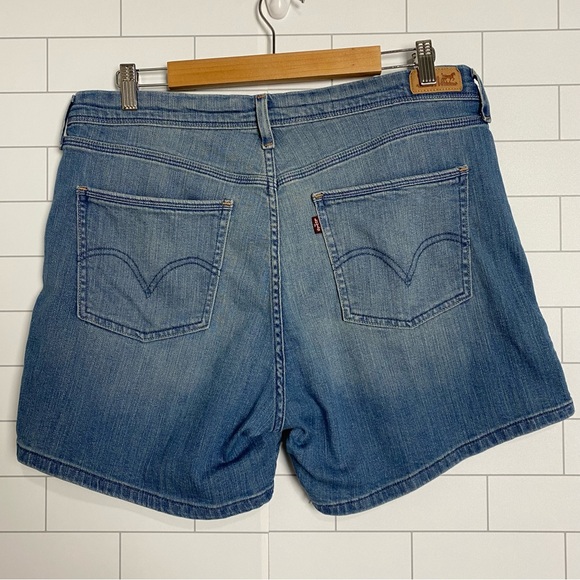 Levi's Jean Shorts Women's Size 14 W 32 Medium Wash Stretch Faded Denim Hi Rise - Picture 1 of 9